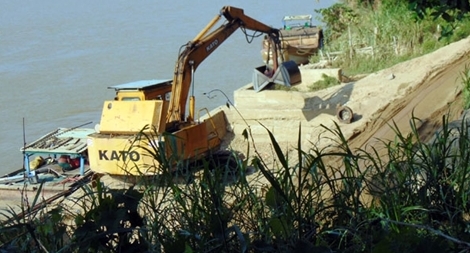 Người dân bức xúc vì khai thác cát gây sạt lở bờ sông