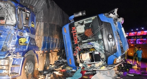 Xe khách lật nghiêng, 4 người bị thương