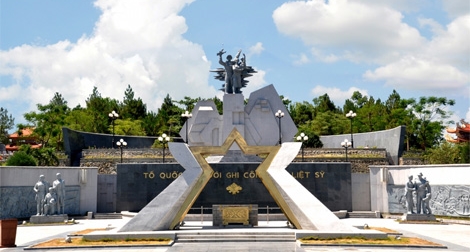 Dâng hương tri ân các anh hùng liệt sĩ tại Nghĩa trang Trường Sơn, Đường 9
