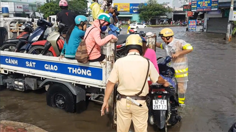 TP HCM: Cảnh sát giao thông giúp dân tại các điểm ngập lụt - Báo ...