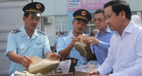 Phát hiện hàng giả giấu trong 10 container