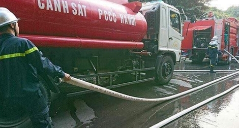 Giải cứu 4 người trong đám cháy quán cà phê ở Hà Nội