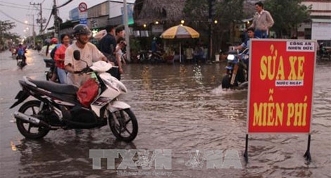 Sửa xe miễn phí cho người dân qua khu vực bị ngập nước