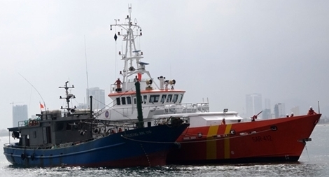 Cứu 11 ngư dân bị nạn ở vùng biển Hoàng Sa