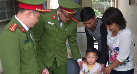 Công an Lào Cai đưa em bé 4 tuổi bị lạc về với gia đình