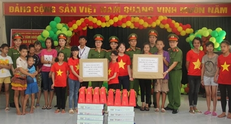 Bộ Tư lệnh CSCĐ thăm và tặng quà tại Trung tâm nuôi dưỡng người già và trẻ em tàn tật Hà Nội