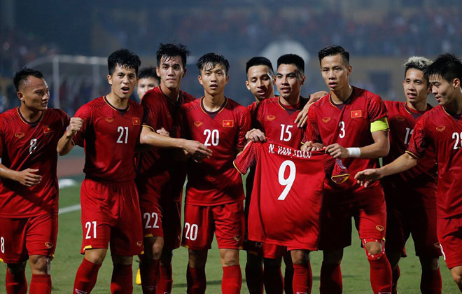 AFF Cup 2018: Không khí lên cơn sốt cùng giải bóng đá AFF Cup 2018 đang tràn ngập khắp chốn. Những đối thủ cạnh tranh sẽ rất mạnh mẽ nhưng đội tuyển Việt Nam sẽ không bao giờ chùn bước. Tất cả sẽ được hé lộ trong những trận đấu đỉnh cao, hãy bật mí cho bạn bè để cùng đáp lại niềm tin và hy vọng này!