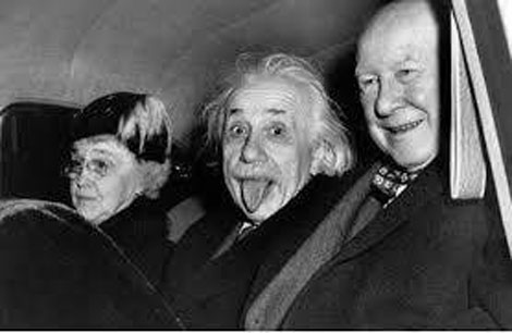 Tại sao hầu hết các bức ảnh của nhà bác học thiên tài Einstein đều chụp  phần trên của cơ thể Khi bạn xem bức ảnh toàn thân của ông bạn sẽ