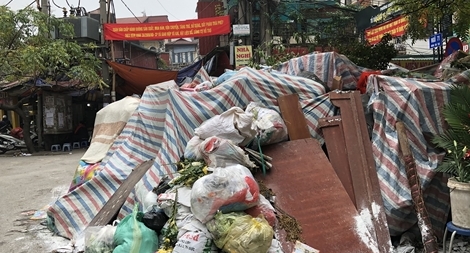 Rác thải tràn lan khó tin trên các tuyến phố tại Hà Nội