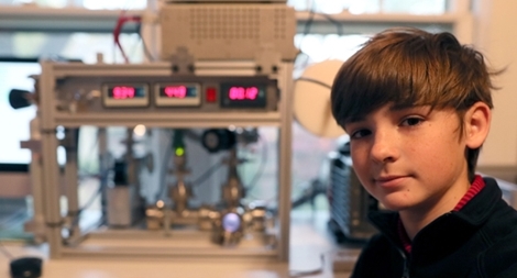 Kỹ sư 14 tuổi chế tạo lò phản ứng hạt nhân