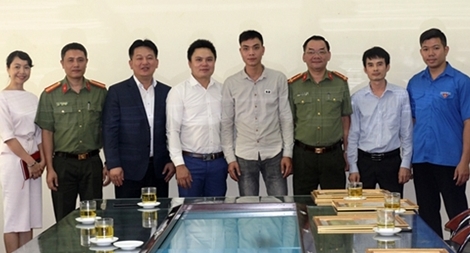 Quận Cầu Giấy khen thưởng nam phóng viên và 2 người dân dũng cảm bắt cướp