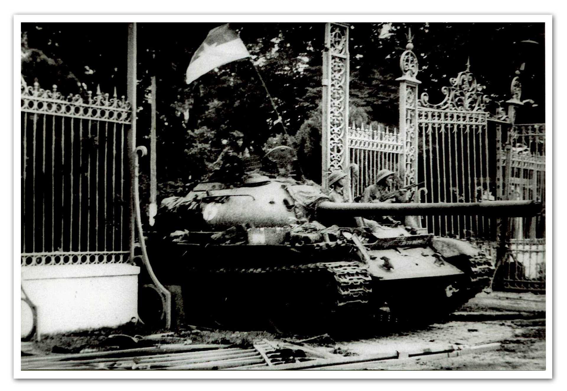 Bức ảnh lịch sử chiếc xe tăng sẽ khiến bạn ngỡ ngàng trước giàn xe tăng đặc biệt này. Đó là một sản phẩm của sự thành công và quyết tâm của những người lính Việt Nam ngày xưa, bảo vệ sự tự do và độc lập cho đất nước. Hãy đến để được chiêm ngưỡng bức ảnh này.