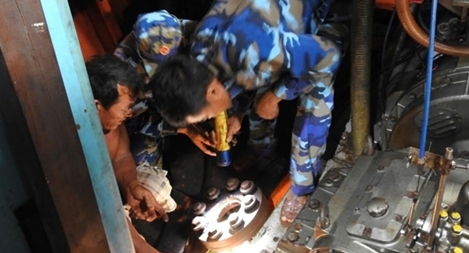 Tàu hải quân sửa chữa tàu cá của ngư dân bị hỏng chân vịt tại Trường Sa