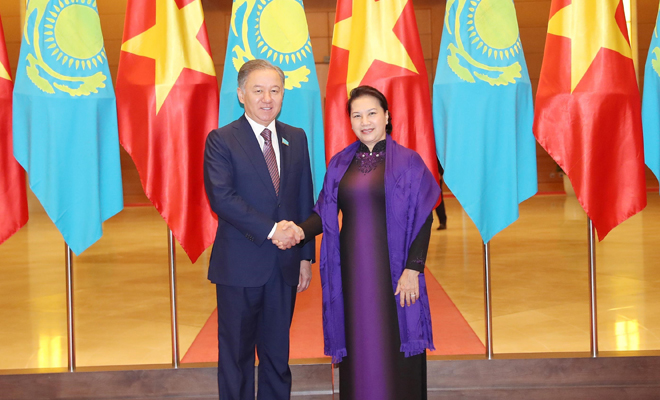 Hợp tác Việt Nam - Kazakhstan: Năm 2024, mối quan hệ hợp tác giữa Việt Nam và Kazakhstan ngày càng phát triển mạnh mẽ, đặc biệt là trong lĩnh vực kinh tế. Hai nước đã liên kết tạo ra nhiều dự án mới và tăng cường trao đổi thương mại. Quan hệ đối tác này sẽ tiếp tục mở rộng trong các lĩnh vực khác như giáo dục và văn hóa.