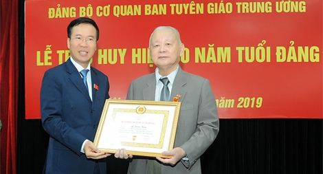 Trao tặng Huy hiệu 60 năm tuổi Đảng cho đồng chí Lê Xuân Tùng