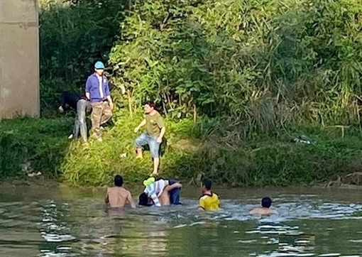 Thầy giáo lao xuống dòng nước cứu nữ sinh tự tử