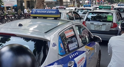 Khách giảm 60%, doanh nghiệp đề nghị bỏ biển cấm taxi