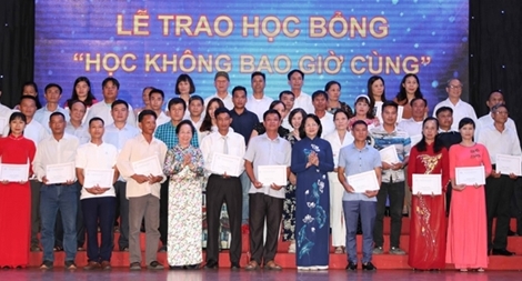 Trao học bổng "Học không bao giờ cùng" lần thứ nhất