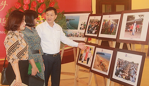 Trưng bày tác phẩm ảnh và ấn phẩm báo chí tiêu biểu