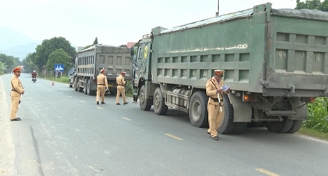 Xử lý nghiêm xe quá tải làm rơi vãi vật liệu ra đường