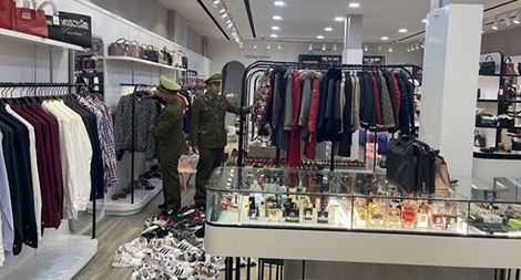 Tạm giữ lô "hàng hiệu" nhập lậu hơn 1,5 tỷ đồng