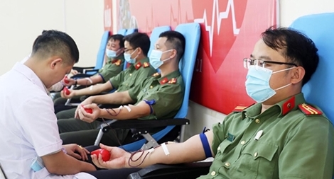 Cán bộ, đoàn viên Công an Nghệ An hiến máu cứu người
