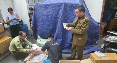 Thu giữ 2 nghìn viên pin dự phòng giả thương hiệu Samsung