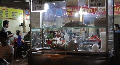 Nhóm côn đồ mang "hàng nóng" đập phá quán phở, đánh công an