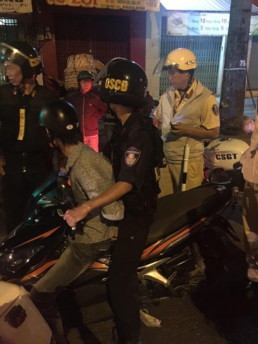 2 tên cướp dùng gậy đánh phụ nữ bất tỉnh rồi lấy xe máy