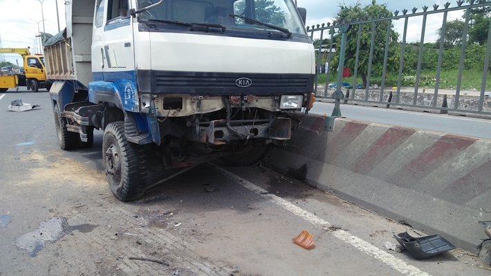 Xe ben tông xe buýt rồi lao vào dải phân cách