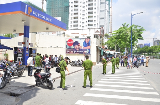 Kinh hoàng cảnh 2 thanh niên chém nhau loạn xạ trên phố