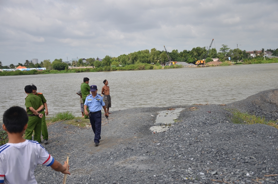 Thi thể người đàn ông không quần áo trôi trên sông Sài Gòn