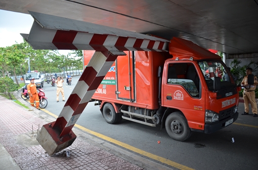 Xe tải mắc kẹt dưới thanh chắn giới hạn gầm cầu