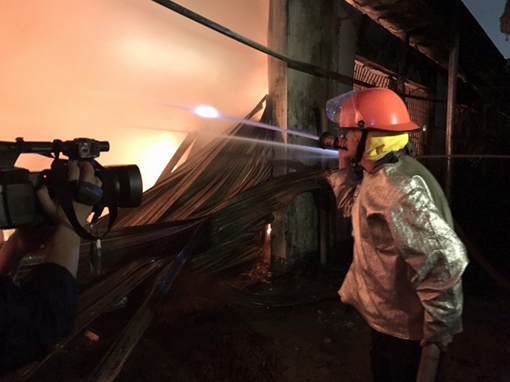100 Cảnh sát chữa cháy tại Công ty dệt Thành Công