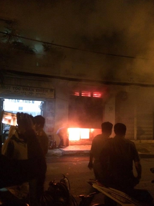 Dìu dắt nhau đi cửa sau thoát đám cháy cửa hàng bán túi xách