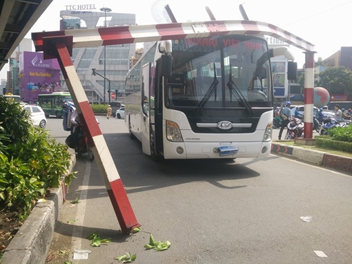 Xe khách  “đội” thanh chắn giới hạn chiều cao gây ùn ứ giao thông