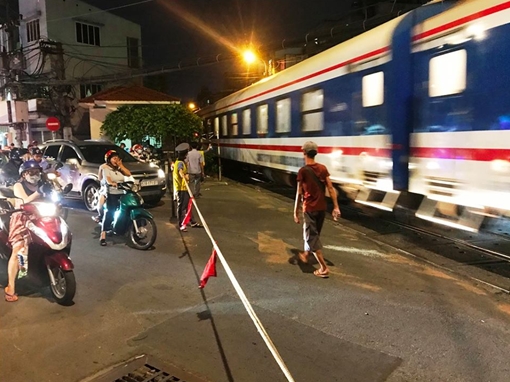 Cố tình tăng ga tông gãy thanh chắn khi đoàn tàu đang lao đến