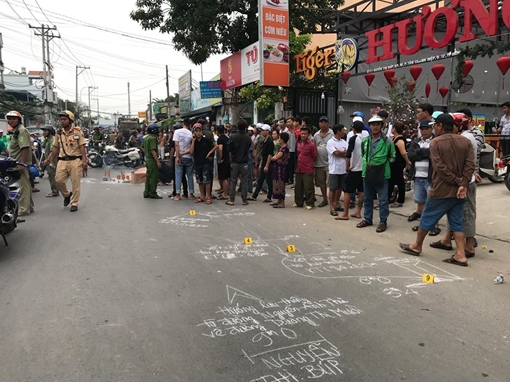 Tông vào xe rác, 2 thanh niên ngã xuống đường tử vong 