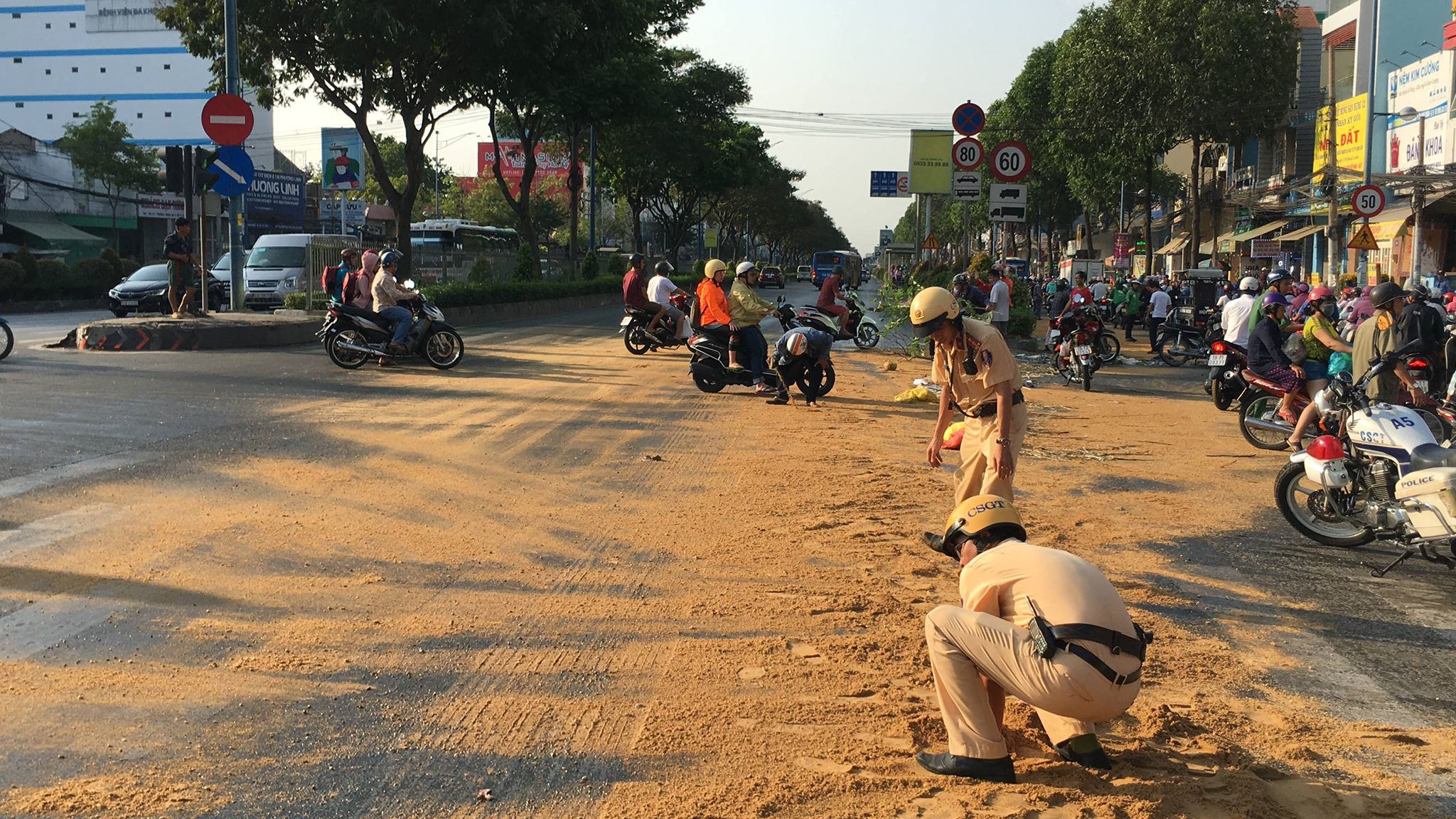 CSGT đội nắng xử lý hóa chất vương vãi trên đường