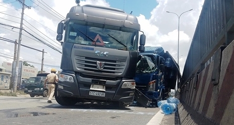 Hàng ngàn phương tiện chôn chân dưới nắng gắt sau sự cố giao thông