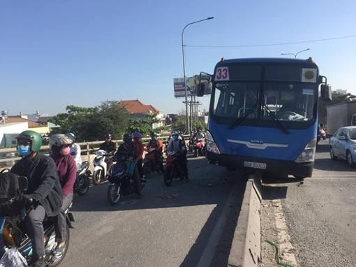 Tránh xe máy, xe buýt “ngự” trên dải phân cách giữa cầu