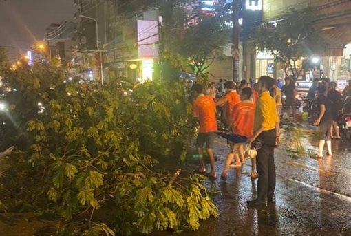 Mưa lớn kèm giông gió, 4 người thương vong