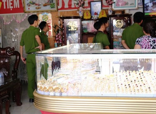 Từ tờ biên nhận cầm vàng, bắt nhóm trộm xe gắn máy