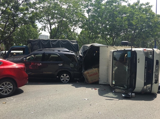 4 xe tông liên hoàn, 2 cháu bé thoát nạn trong gang tấc