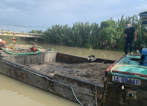 “Cát tặc” bỏ phương tiện nhảy sông trốn CSGT đường thủy