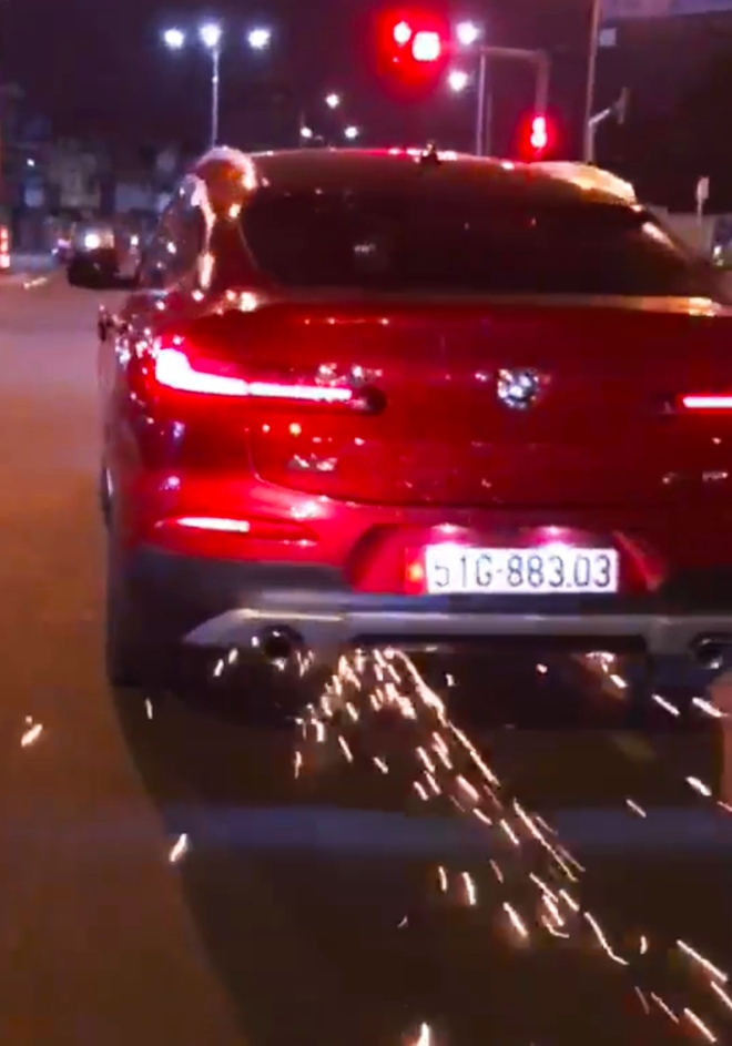 Nữ tài xế BMW tông hai xe khi lùi chuồng