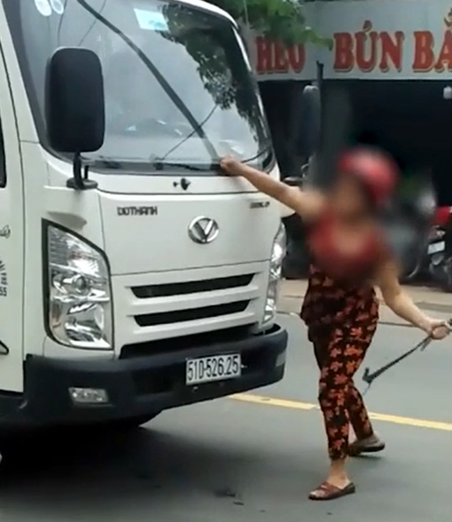Người phụ nữ chặn đường, quậy tưng bừng trước đầu xe tải