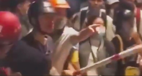 Cảnh sát nổ nhiều phát súng chỉ thiên ngăn cản vụ loạn đả trước Aeon Tân Phú