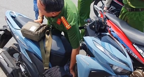 Nam thanh niên bỏ lại xe máy nhảy cầu Sài Gòn tự tử