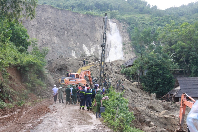 Tìm thấy một phần thi thể người đàn ông trong vụ sạt lở đất ở Hòa Bình